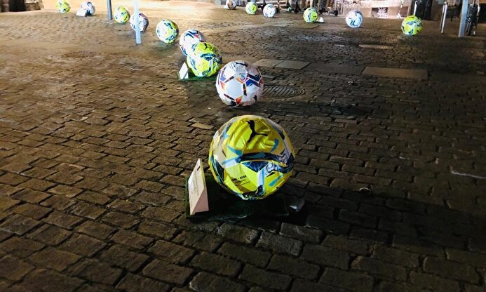 Bolardos transformados en balones de La Liga | Instagram