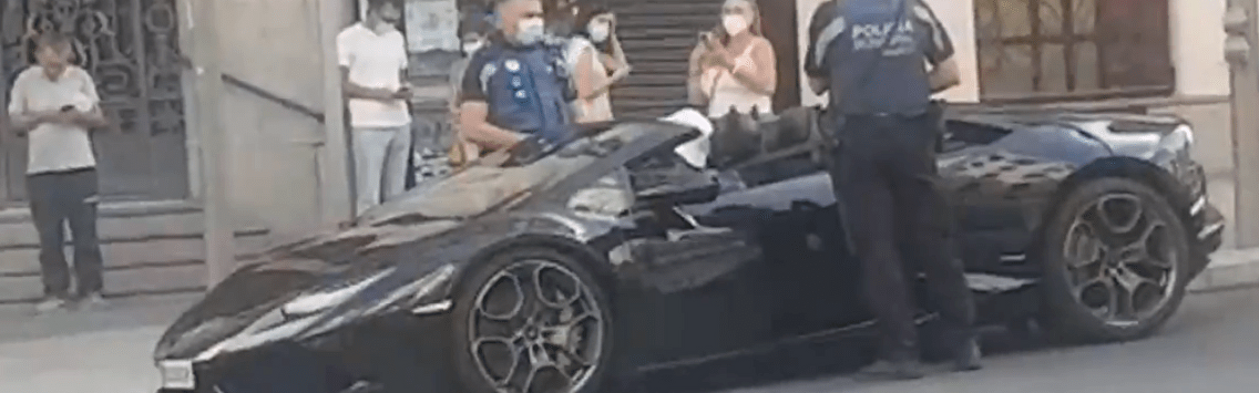 La Policía Local multa a Batman conduciendo un coche de lujo por la Gran Vía
