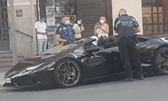 La Policía Local multa a Batman conduciendo un coche de lujo por la Gran Vía