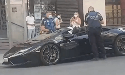 La Policía Local multa a Batman conduciendo un coche de lujo por la Gran Vía