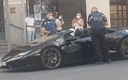 La Policía Local multa a Batman conduciendo un coche de lujo por la Gran Vía