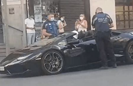 La Policía Local multa a Batman conduciendo un coche de lujo por la Gran Vía