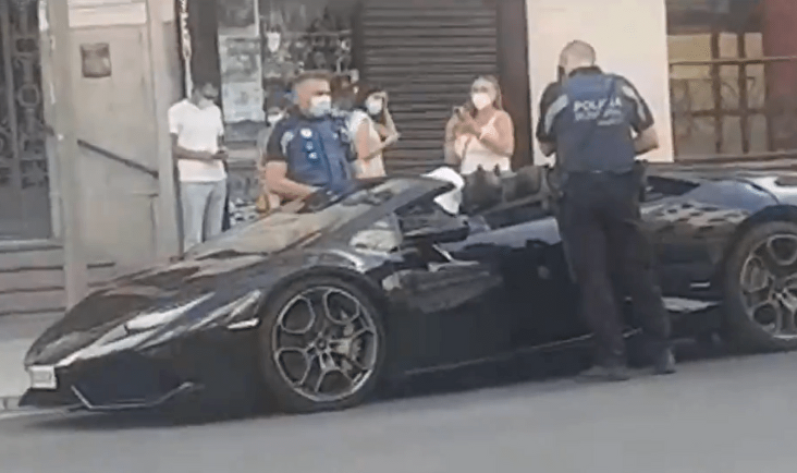 La Policía Local multa a Batman conduciendo un coche de lujo por la Gran Vía
