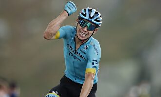 Miguel Ángel López gana la etapa reina con final en el Col de la Loze. | EFE
