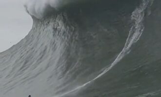 El espectacular nuevo récord del mundo de surf sobre un muro de agua de 22,4 metros