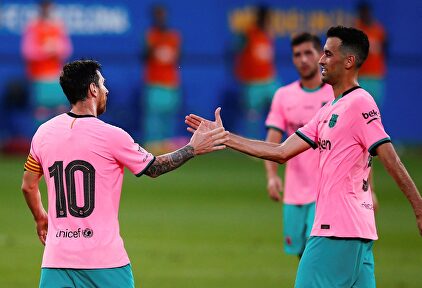 Leo Messi celebra con Busquets uno de sus dos goles al Girona. | EFE