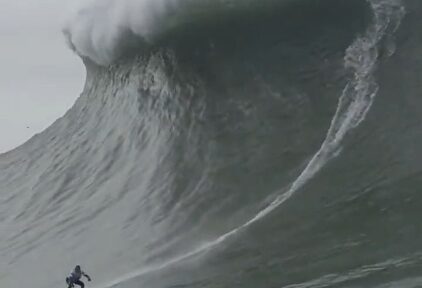 El espectacular nuevo récord del mundo de surf sobre un muro de agua de 22,4 metros