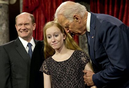 Joe Biden agarra del brazo a una joven  | Youtube