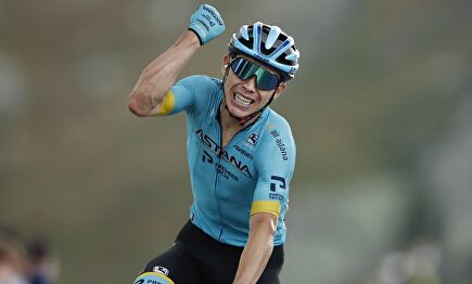 Miguel Ángel López gana la etapa reina con final en el Col de la Loze. | EFE