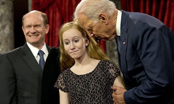 Joe Biden agarra del brazo a una joven  | Youtube