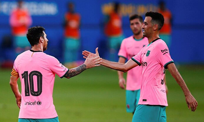 Leo Messi celebra con Busquets uno de sus dos goles al Girona. | EFE