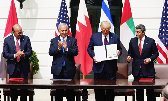 Los ministros de Exteriores de EAU y Bahrein, Netanyahu y Trump en la firma del acuerdo. | EFE