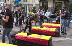 Policías y guardias civiles protestan con ataúdes frente al Congreso por el aumento de los suicidios en los cuerpos