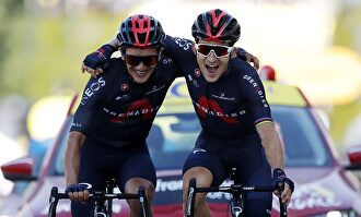 Michal Kwiatowski (d) celebra su victoria abrazado con Richard Carapaz. | EFE