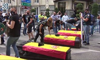 Policías y guardias civiles protestan con ataúdes frente al Congreso por el aumento de los suicidios en los cuerpos