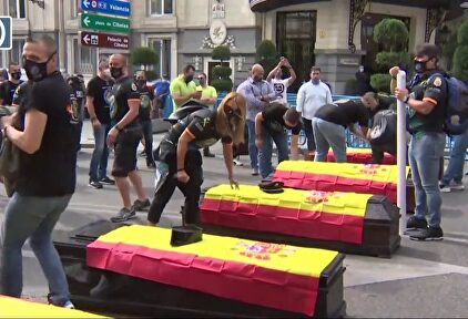 Policías y guardias civiles protestan con ataúdes frente al Congreso por el aumento de los suicidios en los cuerpos
