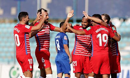Los jugadores del Granada celebran uno de los dos goles de Yangel Herrera al Teuta Durrës. | EFE