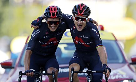 Michal Kwiatowski (d) celebra su victoria abrazado con Richard Carapaz. | EFE