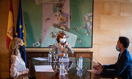 Carmen Calvo y Edmundo Bal, en un momento de la reunión de este jueves.  | EFE