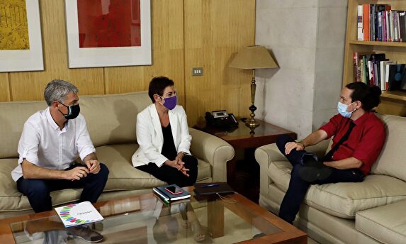 Pablo Iglesias, durante su reunión este miércoles con los representantes de Bildu.  | EFE