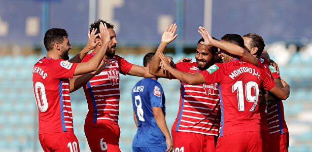 Los jugadores del Granada celebran uno de los dos goles de Yangel Herrera al Teuta Durrës. | EFE