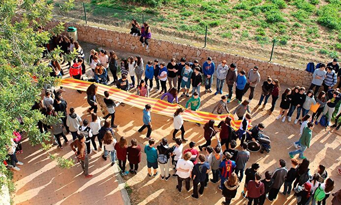 Alumnos del instituto celebrando la 'Correllengua 2015-16' | iessantagusti.es