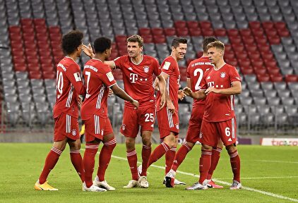 Gnabry (2i) celebra con sus compañeros del Bayern uno de sus tres goles al Schalke. | EFE