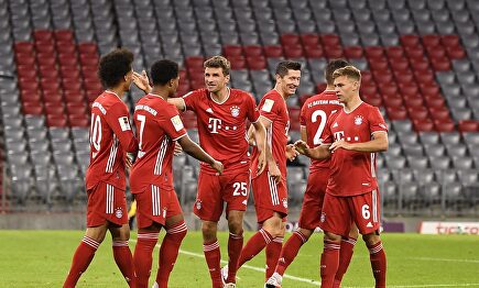 Gnabry (2i) celebra con sus compañeros del Bayern uno de sus tres goles al Schalke. | EFE