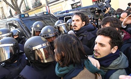 El diputado de Podemos, Alberto Rodríguez, protesta delante de las viviendas de los Aguado | Europa Press