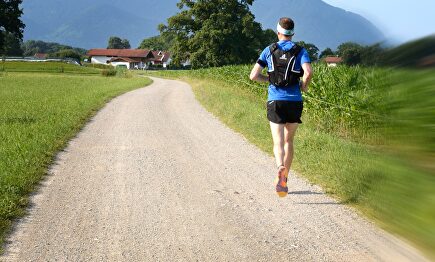 Un deportista corre por un camino rural | Pixabay