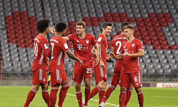 Gnabry (2i) celebra con sus compañeros del Bayern uno de sus tres goles al Schalke. | EFE