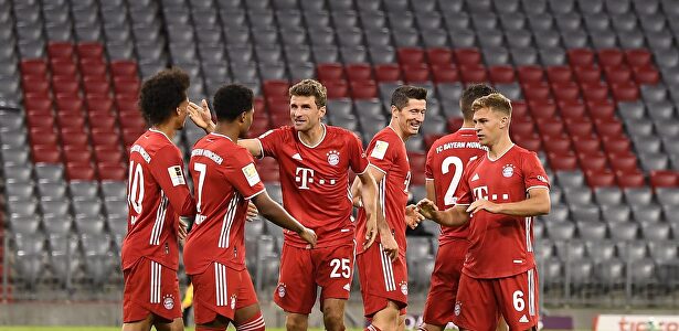 Gnabry (2i) celebra con sus compañeros del Bayern uno de sus tres goles al Schalke. | EFE