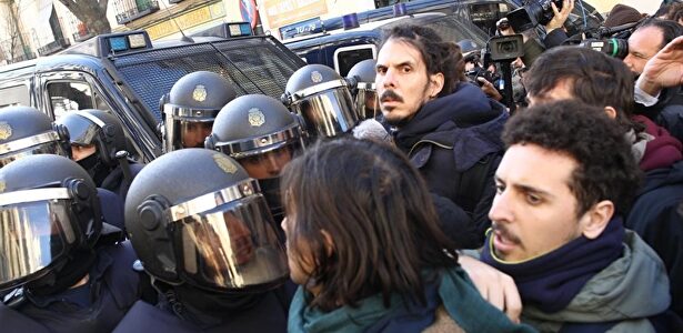 El diputado de Podemos, Alberto Rodríguez, protesta delante de las viviendas de los Aguado | Europa Press