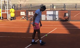 Rafael Nadal muestra sus aptitudes futbolísticas dando toques con una pelota de tenis