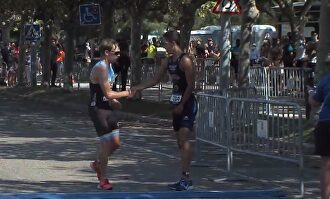 El impresionante ejemplo de fair play de un triatleta español que conmueve al mundo