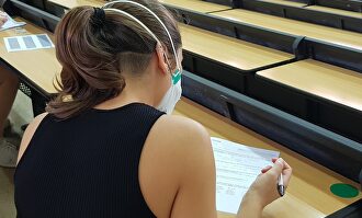 Una alumna realiza una prueba de acceso a la universidad | UIB