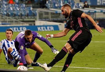 Karim Benzema, en acción ante Remiro durante el partido del Reale Arena. | EFE