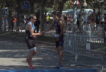 El impresionante ejemplo de fair play de un triatleta español que conmueve al mundo