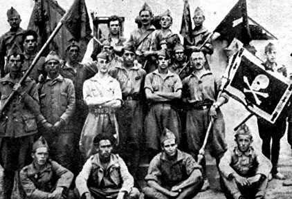 Banderines legionarios posan junto a sus oficiales | La Esfera de los Libros