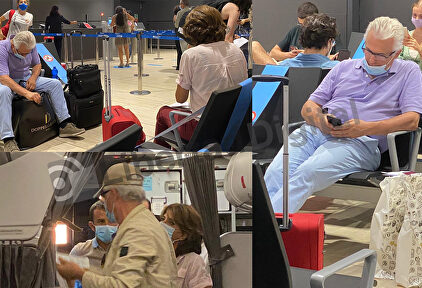 La fiscal general del Estado, Dolores Delgado y el exjuez de la Audiencia Nacional, Baltasar Garzón, en la terminal del aeropuerto tras viajar juntos a Roma. | LD