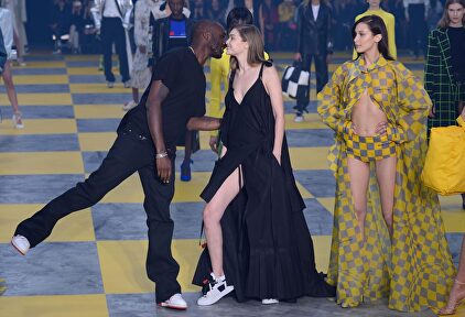 El diseñador Virgil Abloh, Gigi Hadid y Bella Hadid en la Paris Fashion Week. | Cordon Press