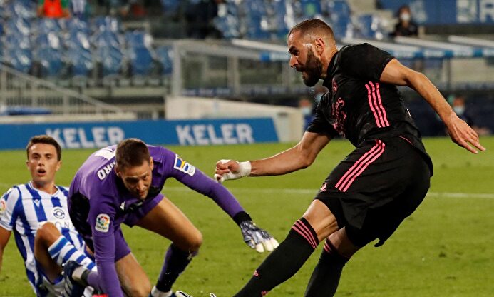 Karim Benzema, en acción ante Remiro durante el partido del Reale Arena.  | EFE