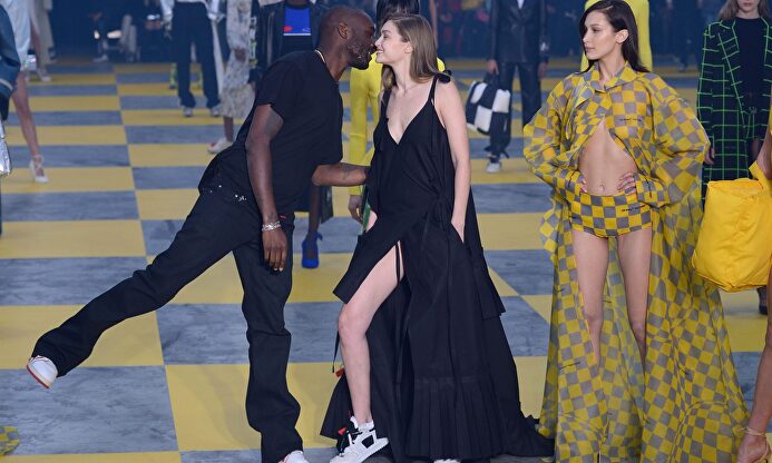 El diseñador Virgil Abloh, Gigi Hadid y Bella Hadid en la Paris Fashion Week. | Cordon Press