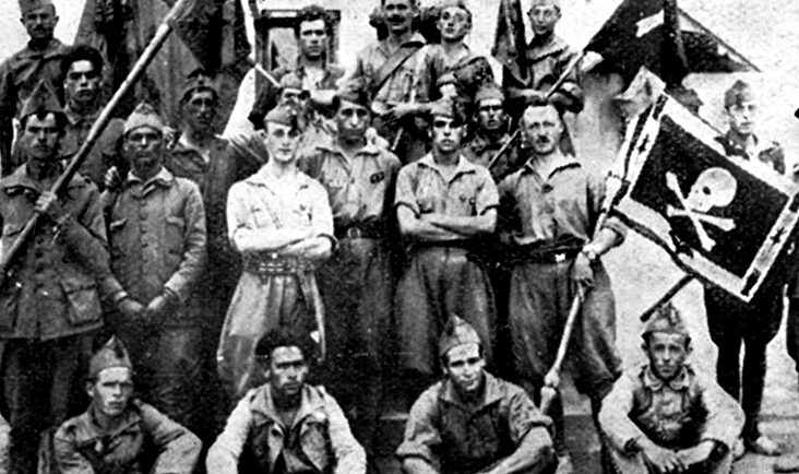 Banderines legionarios posan junto a sus oficiales | La Esfera de los Libros