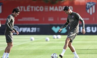 Álvaro Morata (d), en un entrenamiento con el Atlético de Madrid. | EFE