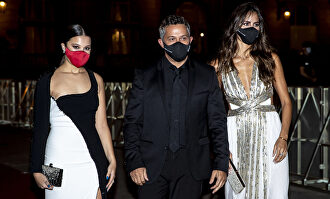 Manuela Sanz eclipsa a su padre en su primera alfombra roja