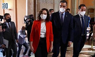 Pedro Sánchez llega a la Puerta del Sol para reunirse con Isabel Díaz Ayuso