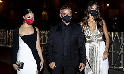 Manuela Sanz eclipsa a su padre en su primera alfombra roja
