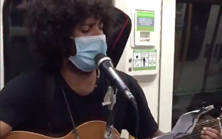 La genial canción de un cubano en el Metro de Madrid: "Entre tanto comunista y separatista se han cargado la nación"