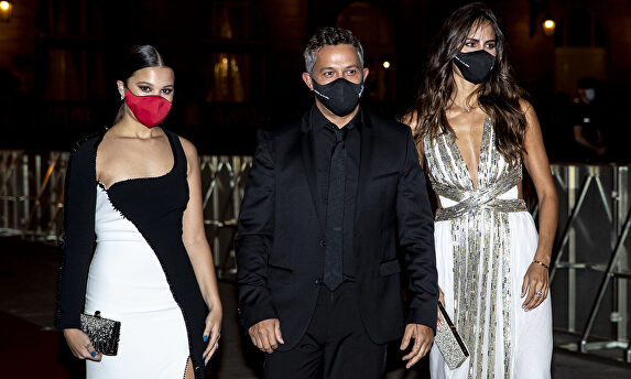 Manuela Sanz eclipsa a su padre en su primera alfombra roja